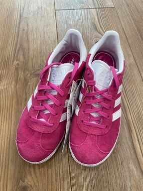 NWT adidas Pink Suede kids Sneakers with White Stripes Size 3